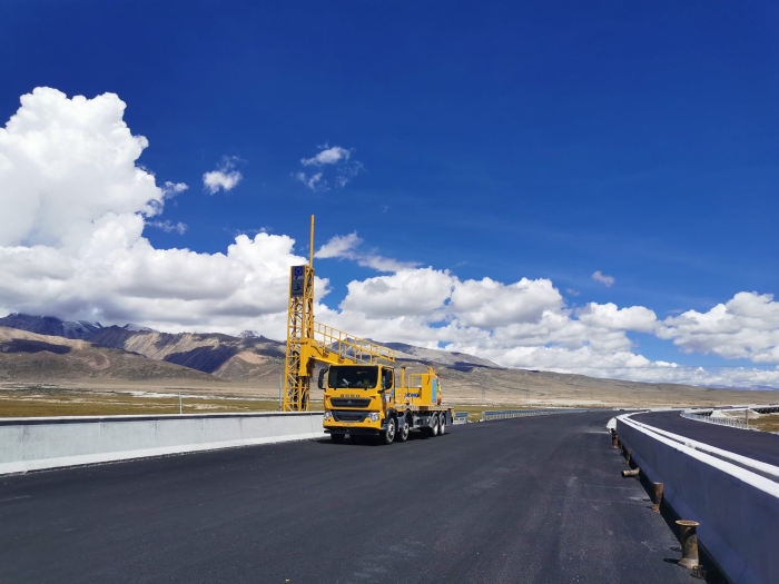 优德88桥梁检测车助力雅安高速磨练