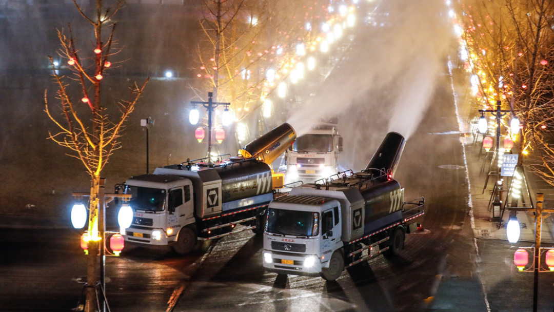 优德88多功效抑尘车在河北正定喷洒消毒液