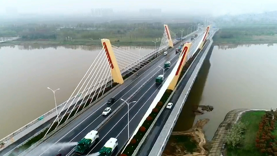 优德88环卫装备在六安赤壁路大桥作业