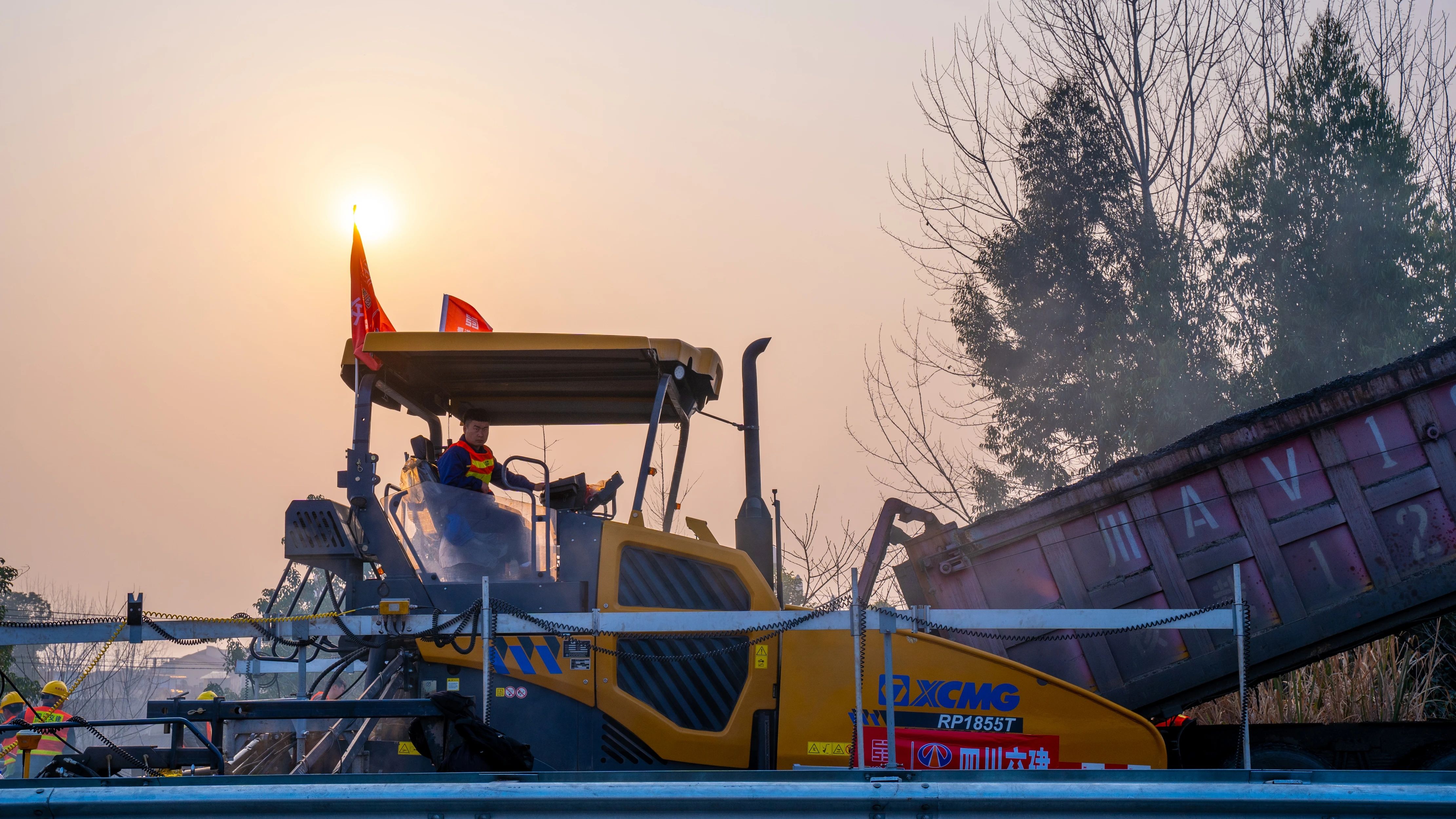 18天！优德88成套沥青路面装备助力成绵高速罩面施工！