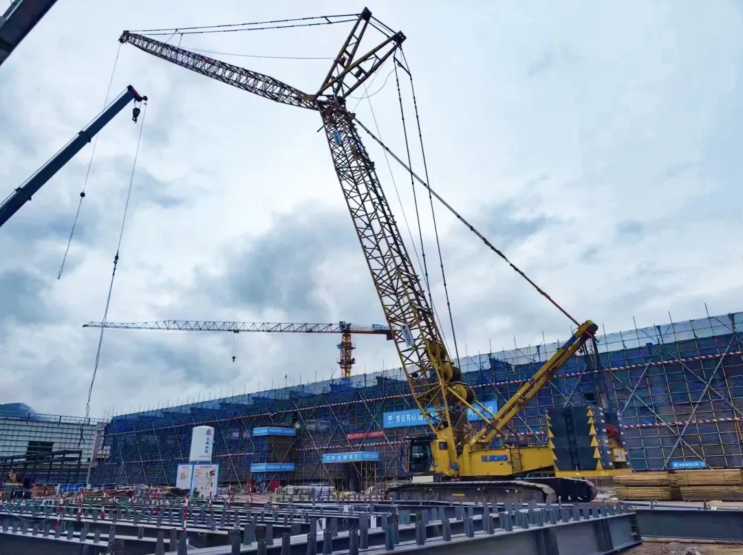 “钢”铁的意志！！！优德88XGC320履带起重机参建大跨度钢结构工业厂房