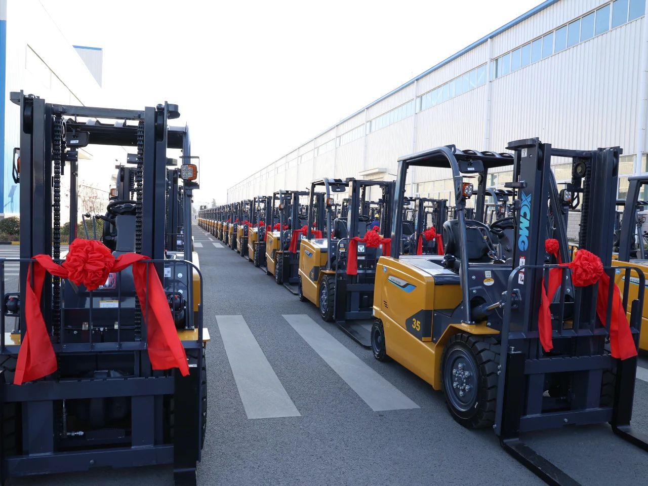 又是百余台！！！优德88“鲲鹏”叉车批量交车