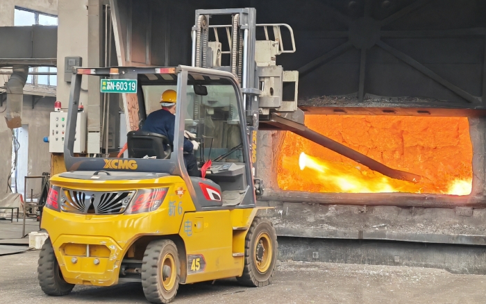 真金不怕火炼，优德88重载孔雀叉车威武霸气！