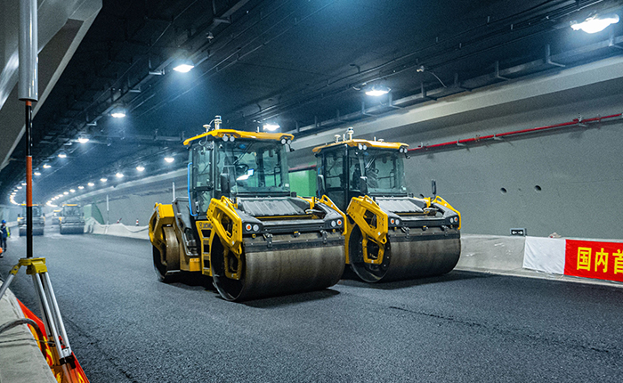 【智能化】天下首次，，优德88“黑科技”无人摊铺大秀！