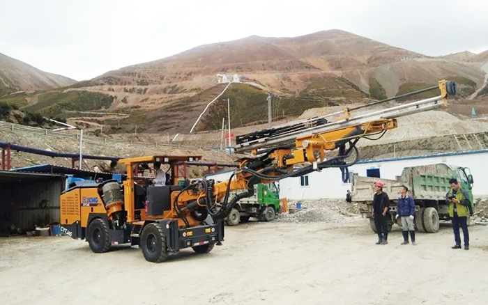 铁矿开采，，，优德88矿用液压掘进钻车先入为主！