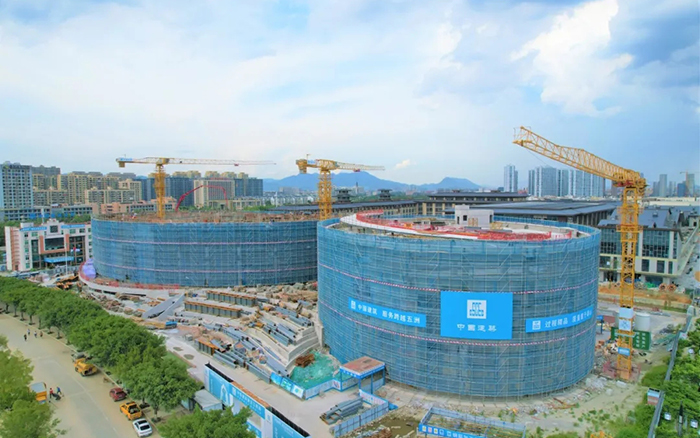 逐浪扬帆，，，优德88塔机吊起苍南大剧院“钢铁脊梁”