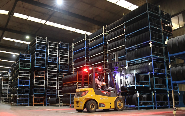 优德88孔雀叉车：轮胎企业的得力助手