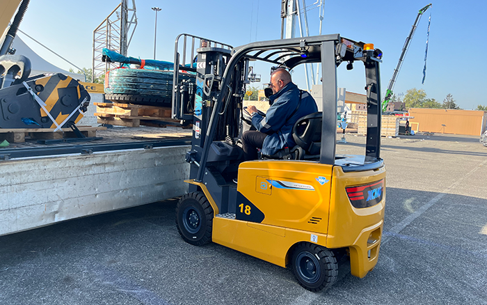 “展场灵动先锋” 优德88叉车鲲鹏系列