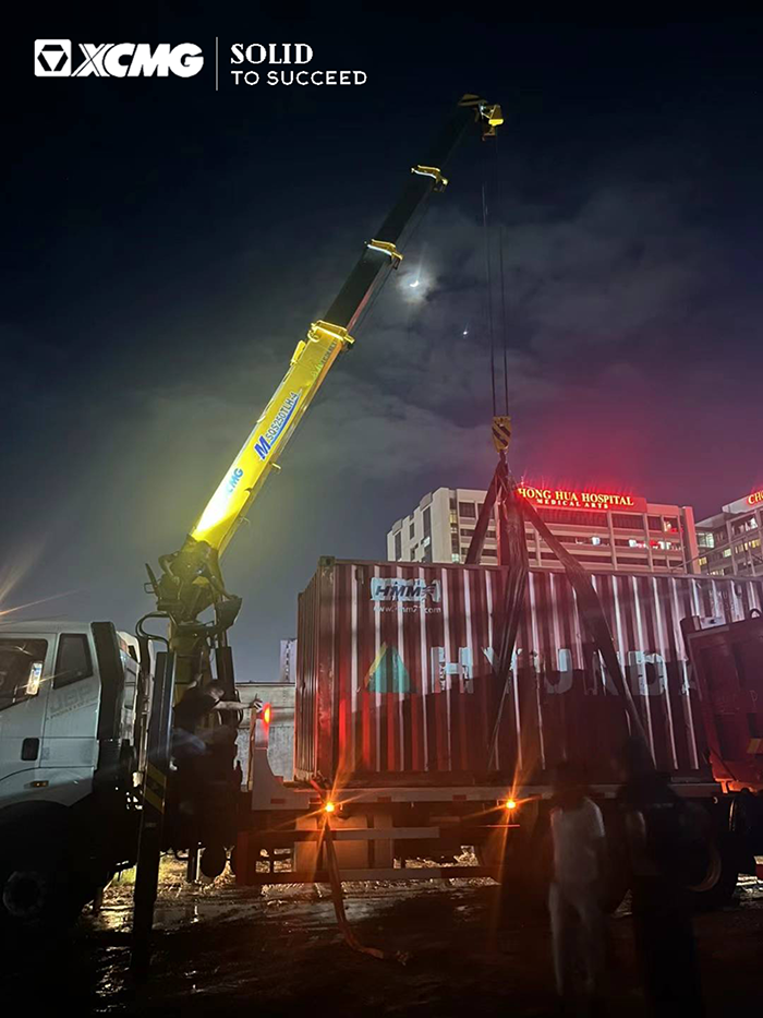 优德88随车起重机在东南亚精彩完成集装箱转运施工