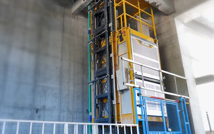 性能规范！！！优德88井道施工升降机助建超高层商务中心项目