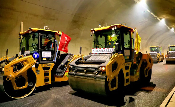 来看优德88智慧→重庆首次山区专长隧道无人摊铺施工