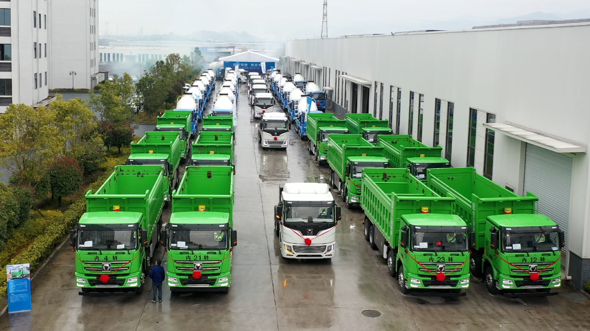  百台优德88新能源成套化运输装备交付盛况直击