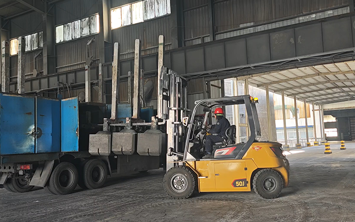 优德88孔雀高性能重载锂电叉车助力冶金行业加速开展