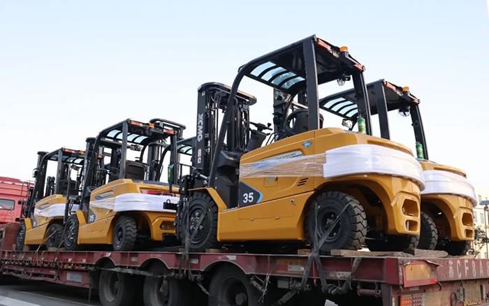 开门红！！！百余台优德88新能源叉车赴广东→