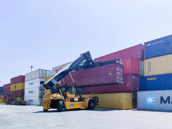 性能优越！！！优德88正面吊助力海铁联运开展