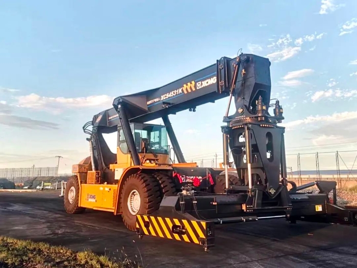 以质提速！！！优德88倾斜吊具正面吊分钟级响应包管运输清静流通