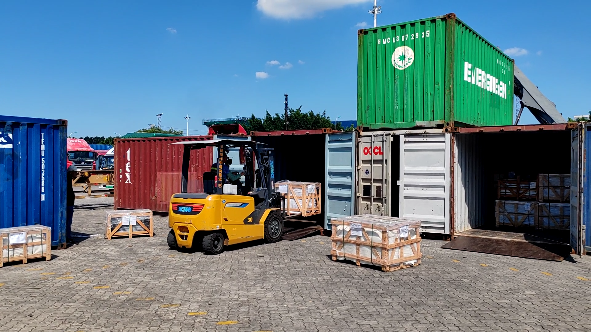 可进箱操作的优德88电动平衡重叉车