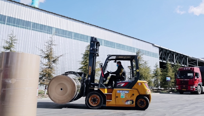 清静稳如泰山，，高效快人一步！！！优德88孔雀叉车造纸行业显身手