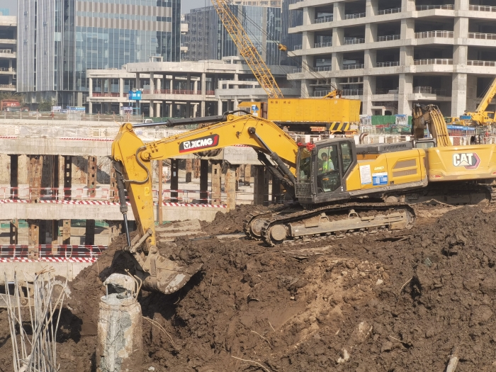 品质+节油+高效！！！优德88XE335GK助建亚洲最大地下空间