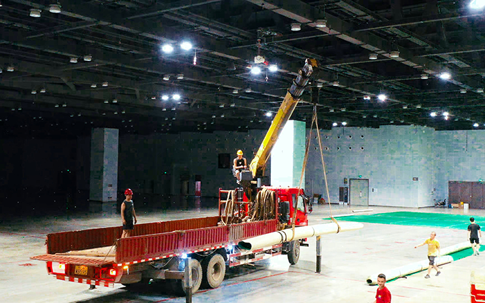 高效稳护航，，，优德88随车起重机赋能广西会展中心体育场馆塑胶铺设