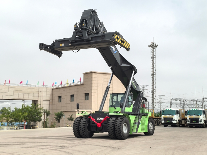 实力交付！！！优德88电动正面吊助力绿色“一带一起”