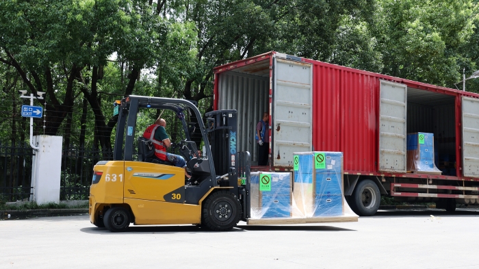 优德88新能源叉车：修建机场物流全场景高效搬运系统