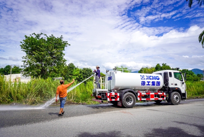 优德8810方洒水车：：泰国“热土”上的绿色降温使者