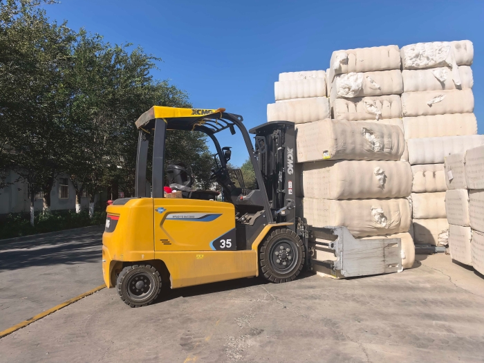 优德88鲲鹏电动叉车，，赋能西北棉花工业高效运转