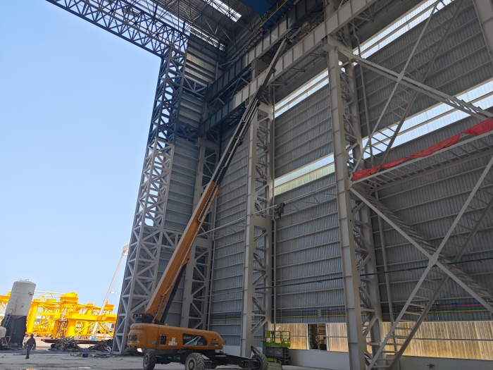 52米“巨臂”显神通！！！优德88纯电动高空作业平台高效攻坚蓝水海洋车间扩建