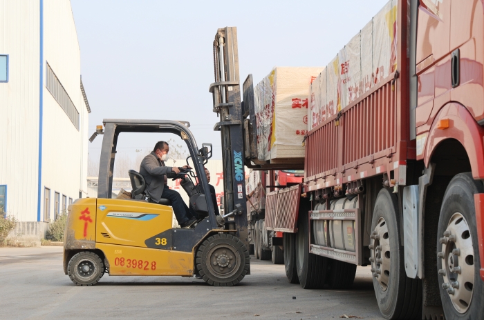 硬核实力赋能生产！！！优德88叉车批量进驻菏泽板材厂显身手