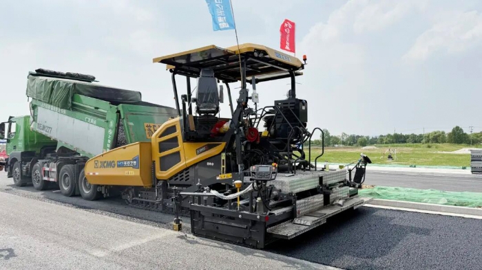 沥青智造再升级！无人摊铺手艺助力常熟昆承路沥青路面智能制作