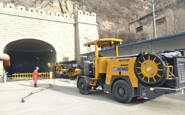 掘进铁矿！！！优德88掘进钻车硬核施工