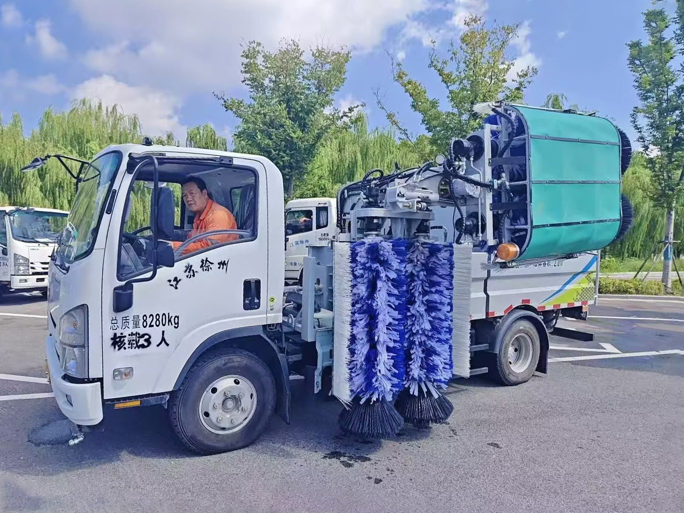 优德88护栏洗濯车：：智慧守护徐州经开区的“城市美学”